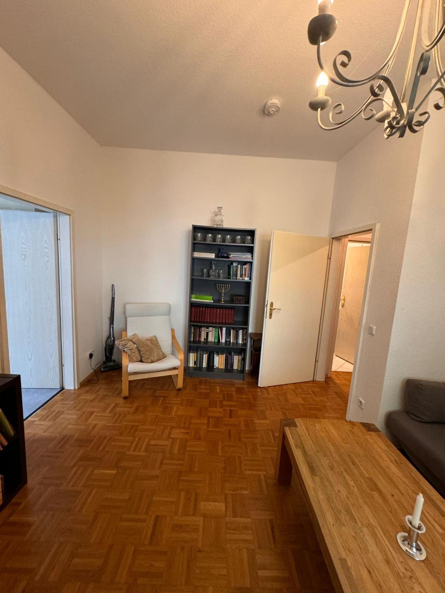 Geraeumiges 2-raum-apartment Mit Loggia