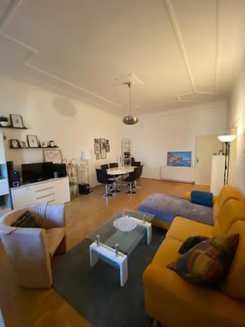 Geraeumiges 2-raum-apartment Mit Loggia